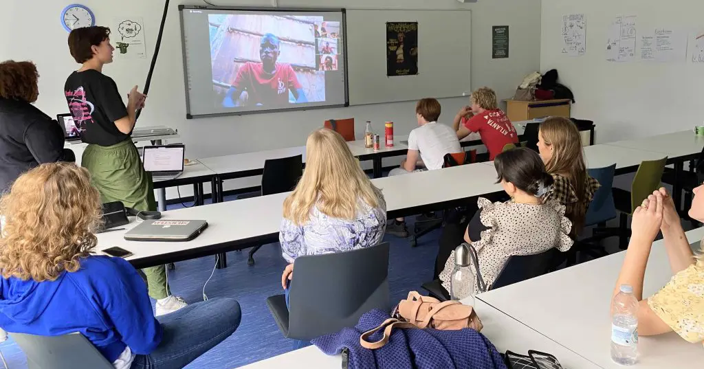 Gymnasieelever lytter til foredrag