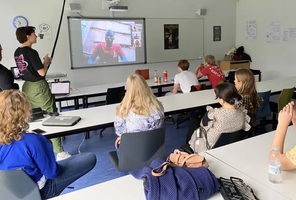 Gymnasieelever lytter til foredrag