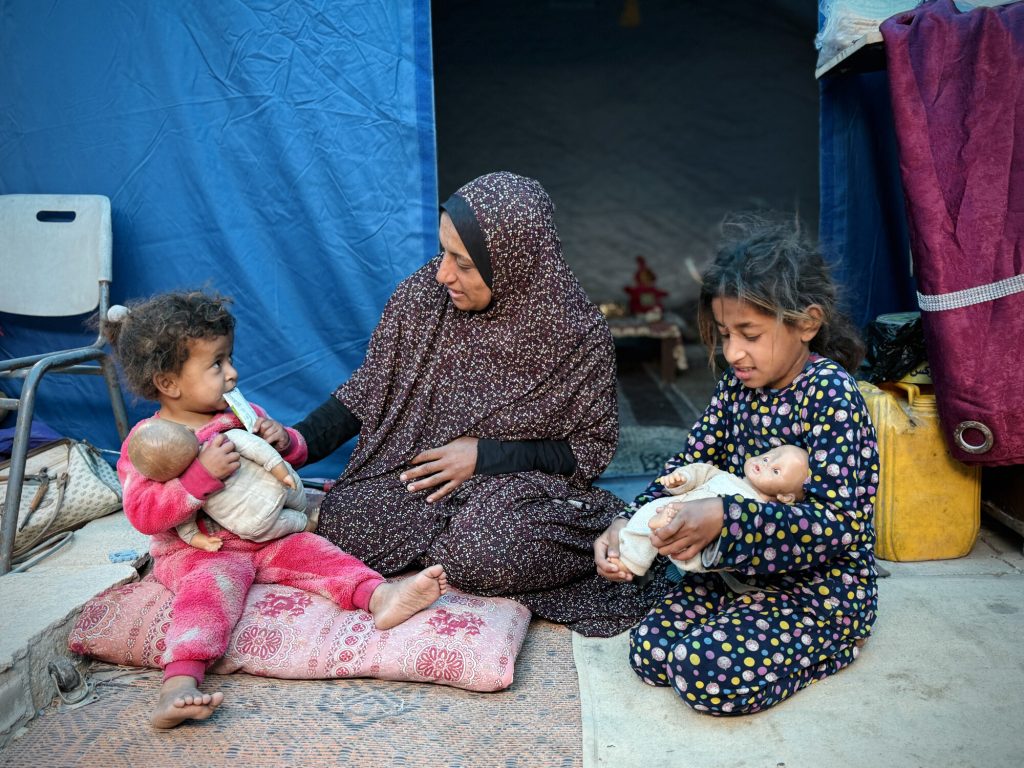 To børn og kvinde i Gaza