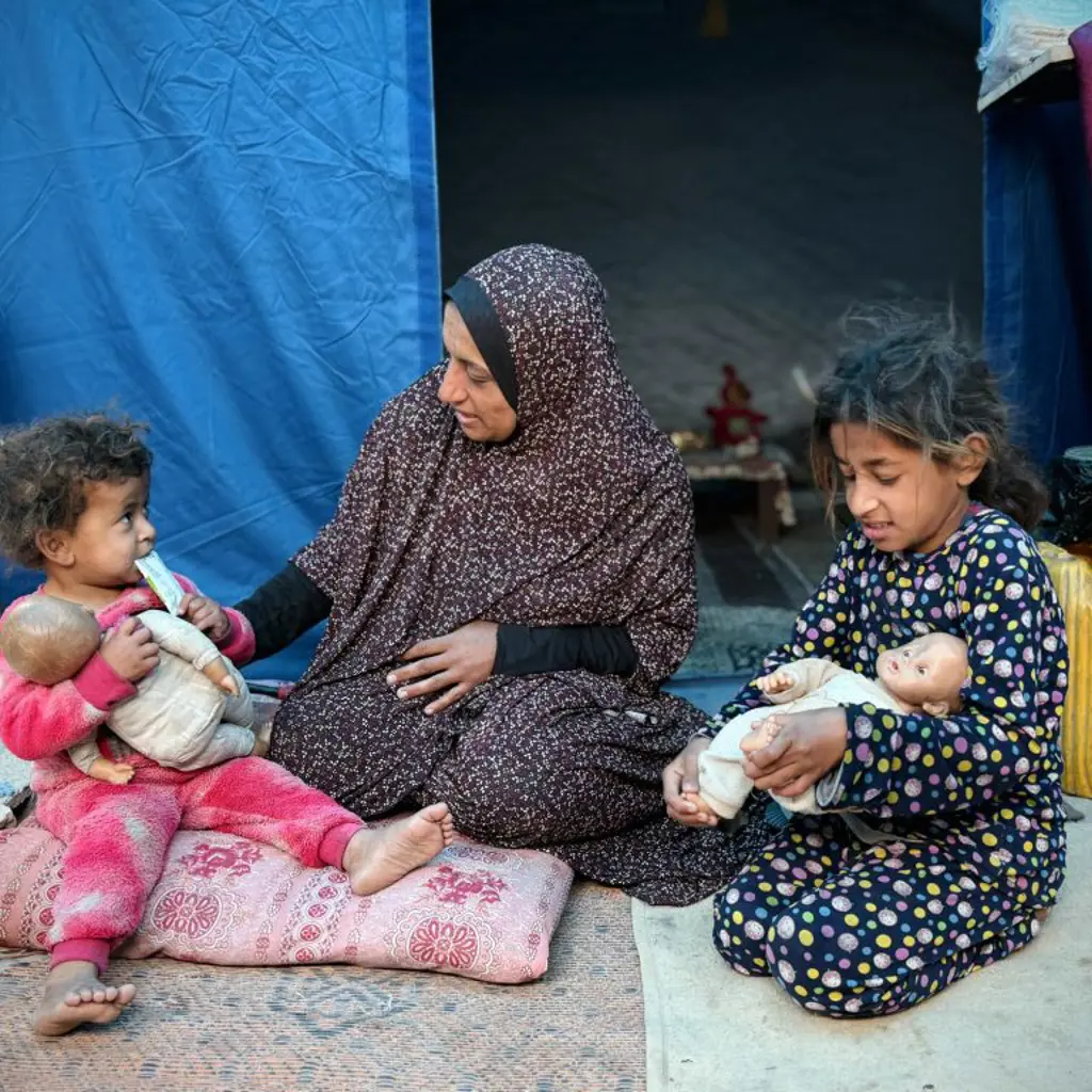 To børn og kvinde i Gaza