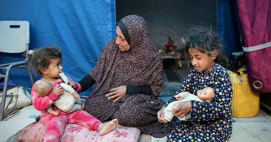 To børn og kvinde i Gaza