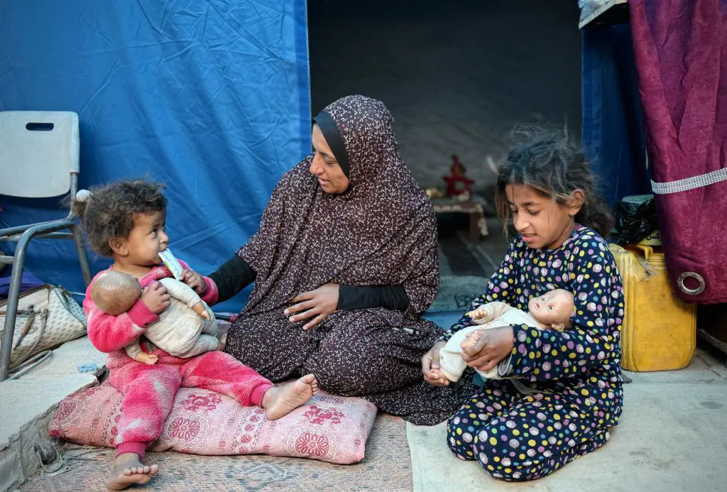 To børn og kvinde i Gaza
