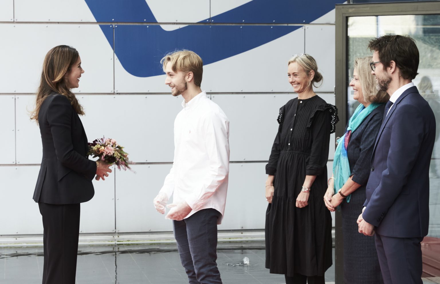 Dronning Mary hilser på partnerskole og CEO Dorthe Petersen
