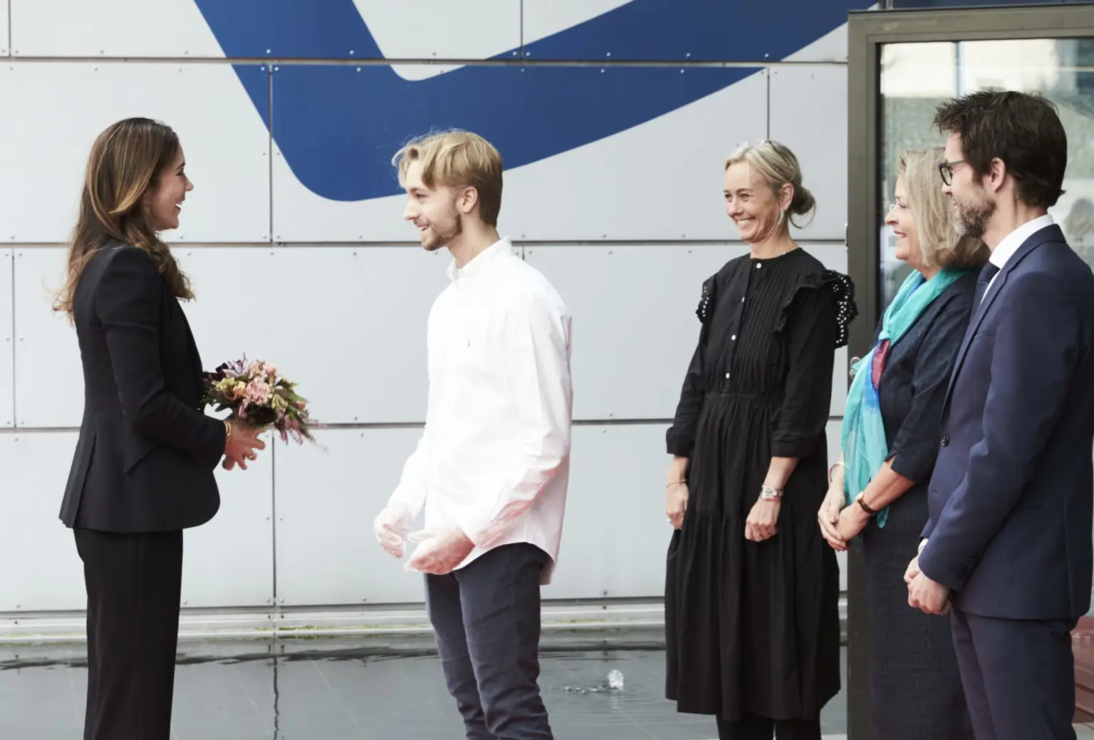 Dronning Mary hilser på partnerskole og CEO Dorthe Petersen