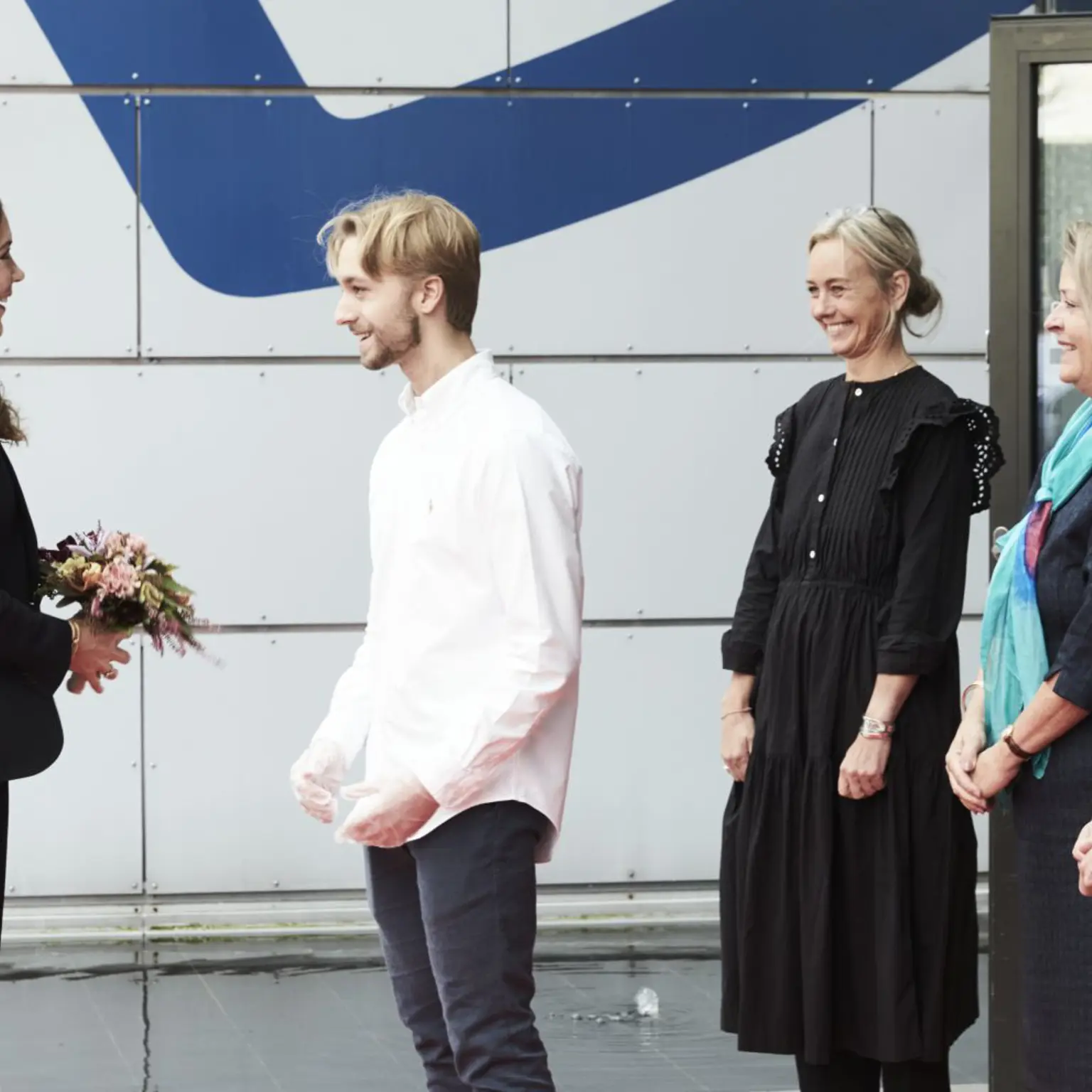 Dronning Mary hilser på partnerskole og CEO Dorthe Petersen