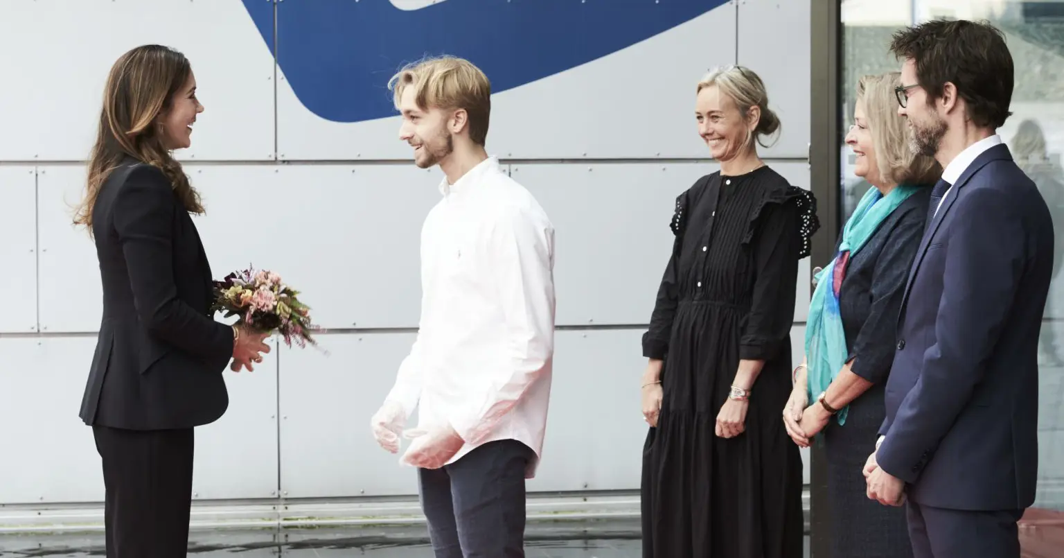 Dronning Mary hilser på partnerskole og CEO Dorthe Petersen