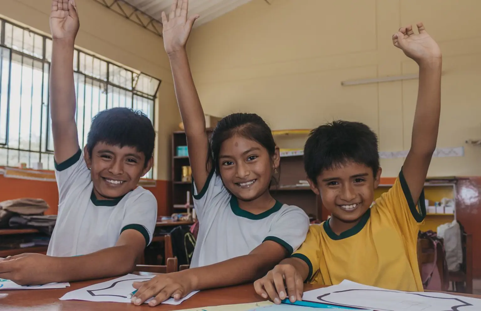 Skolebørn i Peru rækker hænderne i vejret