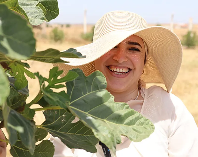 Kvinde bag en plante smiler
