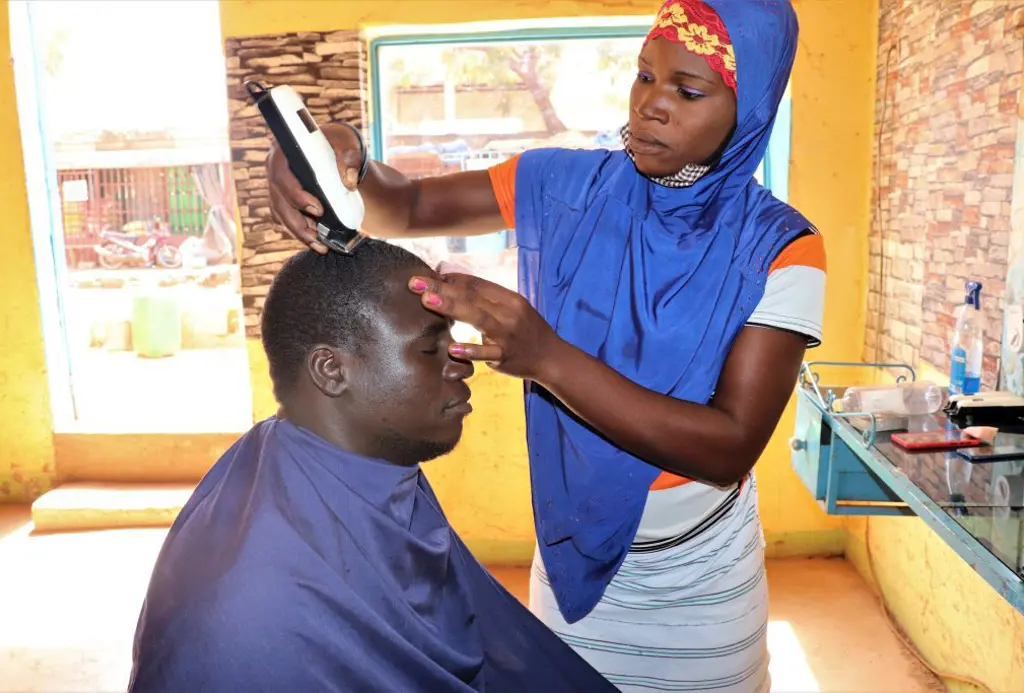 22-årige Clemence flygtede fra det nordlige Burkina Faso og har fået træning i iværksætteri. Som herrefrisør tjener hun nu mere og drømmer om egen salon. Danida-støtten gør det muligt for flere unge som hende at lære nye håndværk og starte egen forretning.