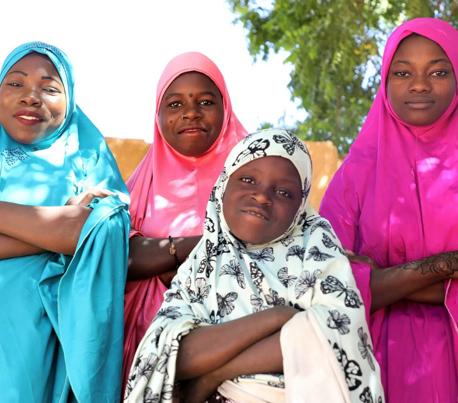 Fire piger med korslagte arme i Niger