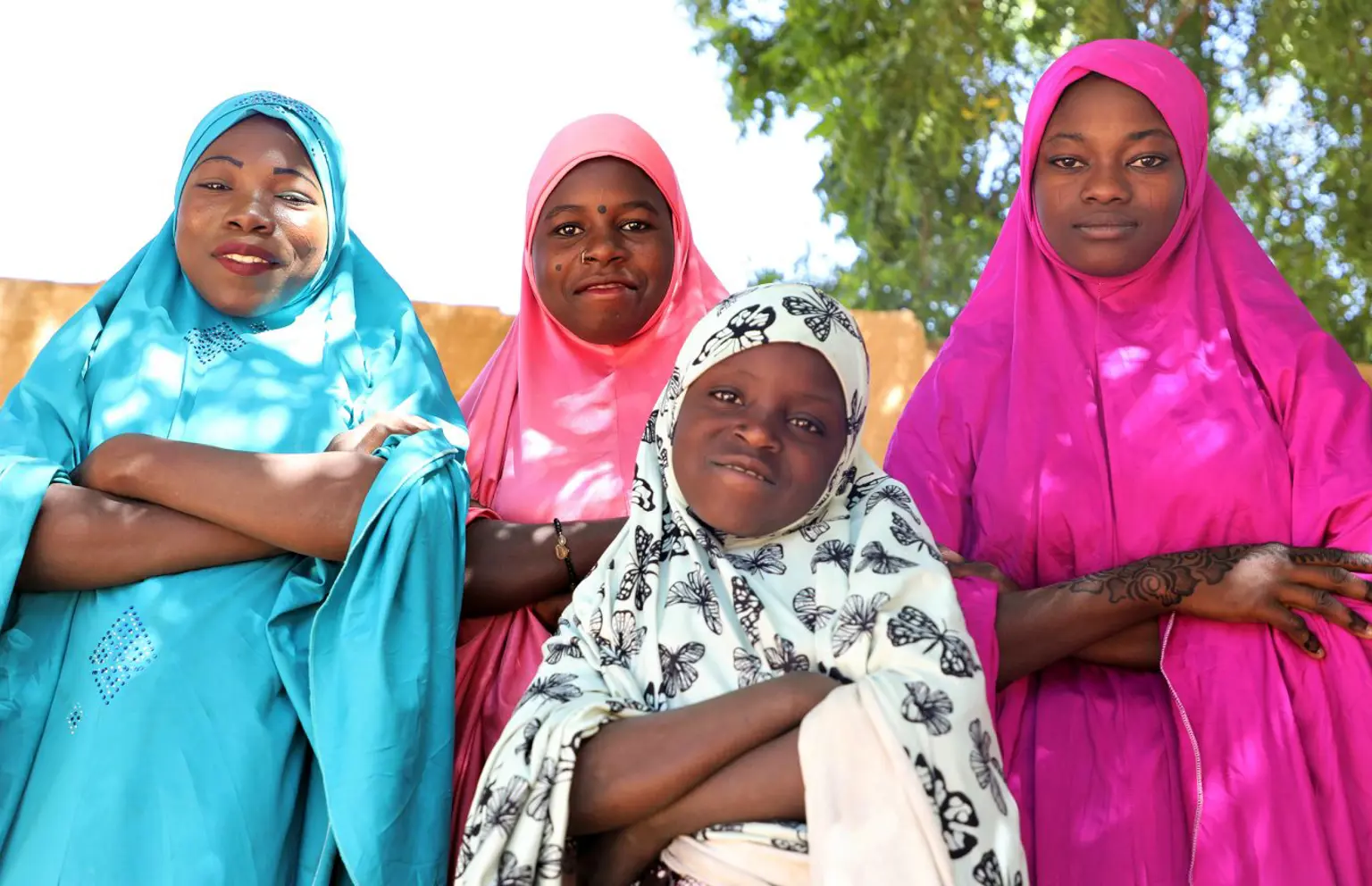 Fire piger med korslagte arme i Niger