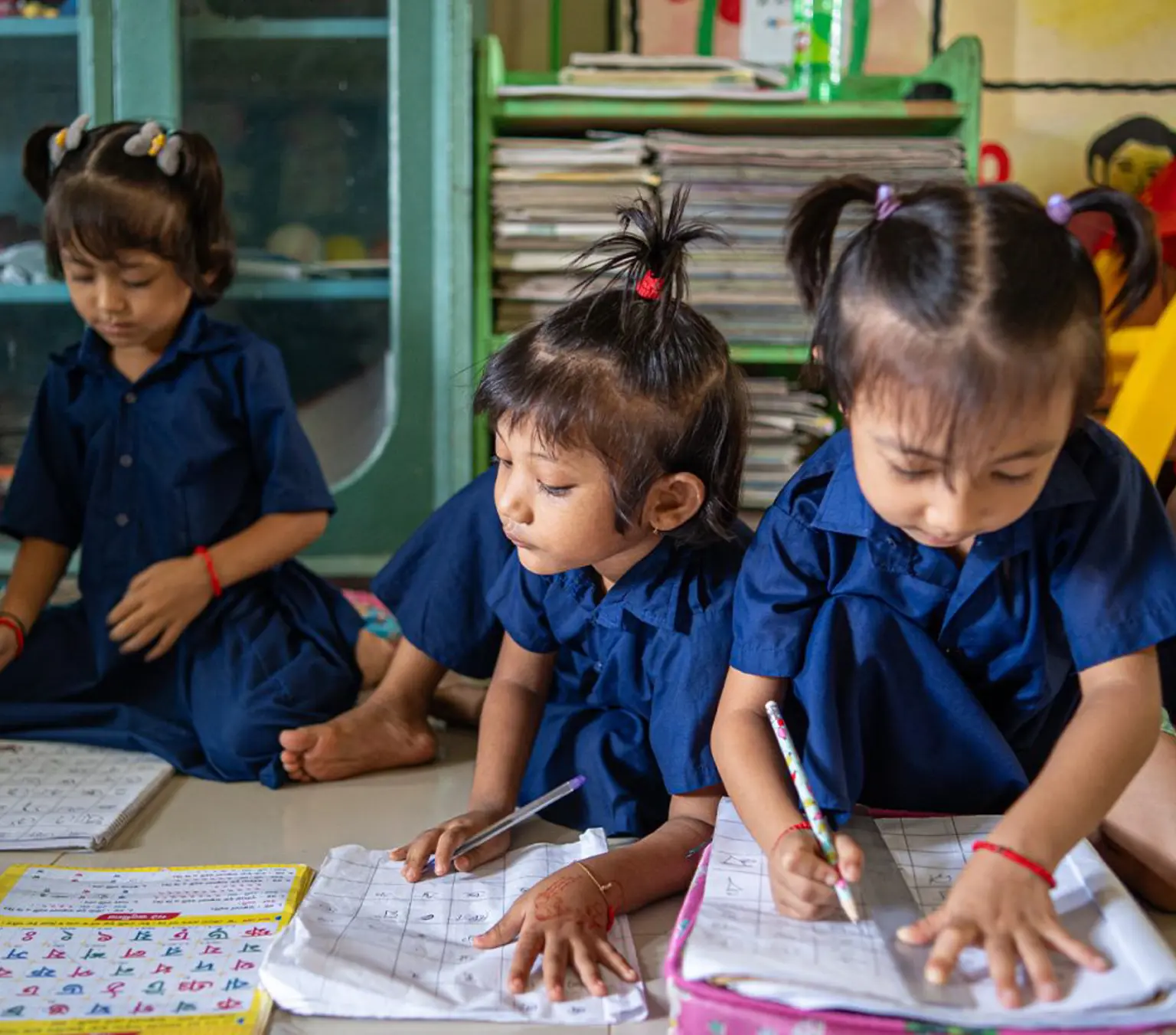 Piger går i skole i Bangladesh og tegner