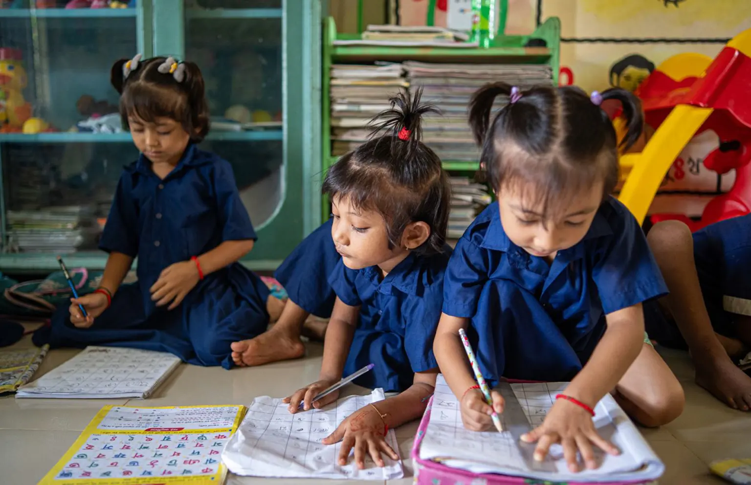 Piger går i skole i Bangladesh og tegner