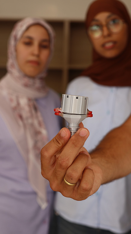 Studerende viser deres Magdrop prototype frem