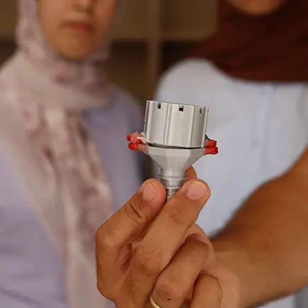 Studerende viser deres Magdrop prototype frem